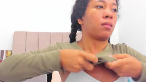 Snapshot of shira_sexylove chatting on 12.30.24 shira_sexylove online show from 12.30.24