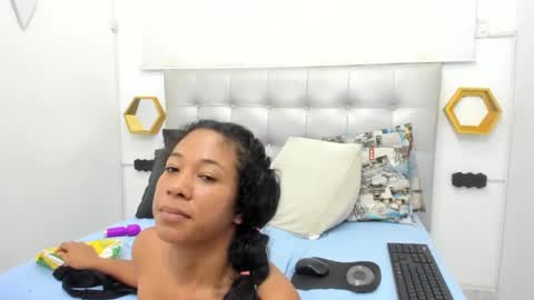 Snapshot of shira_sexylove chatting on 01.05.25 shira_sexylove online show from 01.05.25