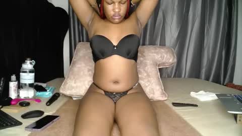 Snapshot of shugacubee chatting on 01.08.25 EVA online show from 01.08.25