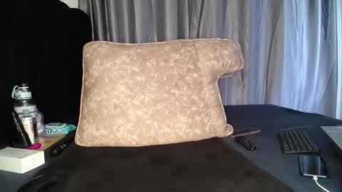 Snapshot of shugacubee chatting on 01.10.25 EVA online show from 01.10.25