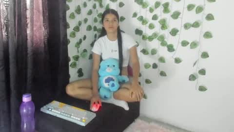 Snapshot of shy_brunnette chatting on 05.15.26 Canela online show from 05.15.26