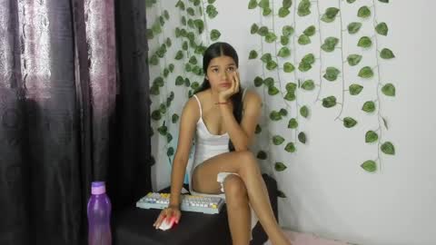 Snapshot of shy_brunnette chatting on 05.17.26 Canela online show from 05.17.26