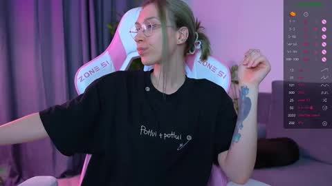 Snapshot of shy_or_horny chatting on 10.17.25 HI i am Marcy online show from 10.17.25