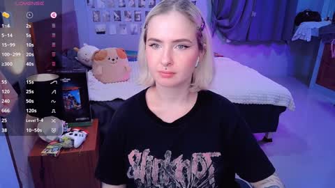 Snapshot of shyfoxxxy chatting on 12.01.24 Effie online show from 12.01.24