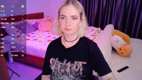 Snapshot of shyfoxxxy chatting on 12.04.24 Effie online show from 12.04.24