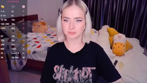Snapshot of shyfoxxxy chatting on 12.06.24 Effie online show from 12.06.24