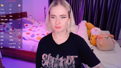 Snapshot of shyfoxxxy chatting on 12.07.24 Effie online show from 12.07.24