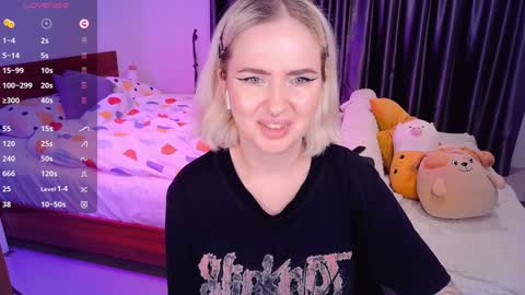 Snapshot of shyfoxxxy chatting on 12.07.24 Effie online show from 12.07.24
