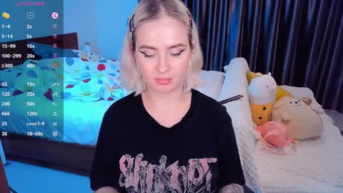 Snapshot of shyfoxxxy chatting on 12.08.24 Effie online show from 12.08.24