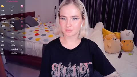 Snapshot of shyfoxxxy chatting on 12.13.24 Effie online show from 12.13.24
