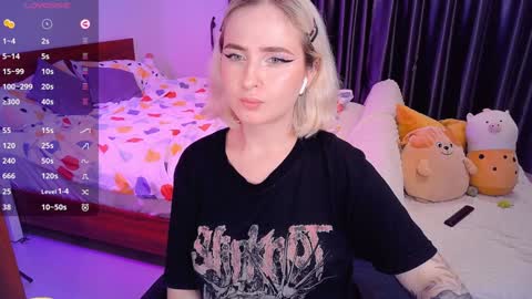 Snapshot of shyfoxxxy chatting on 12.14.24 Effie online show from 12.14.24