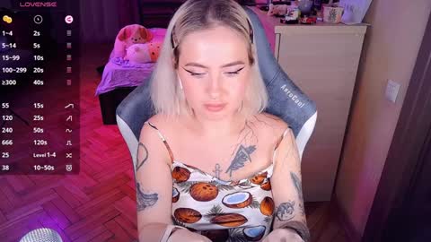 Snapshot of shyfoxxxy chatting on 12.18.24 Effie online show from 12.18.24