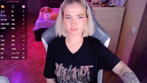 Snapshot of shyfoxxxy chatting on 12.18.24 Effie online show from 12.18.24