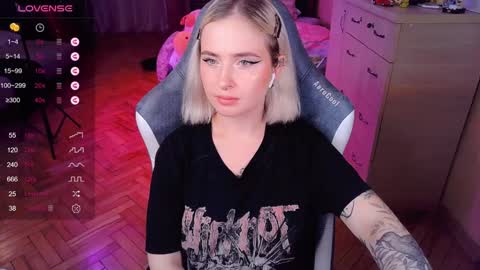 Snapshot of shyfoxxxy chatting on 12.20.24 Effie online show from 12.20.24
