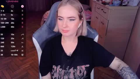 Snapshot of shyfoxxxy chatting on 01.02.25 Effie online show from 01.02.25