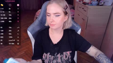 Snapshot of shyfoxxxy chatting on 01.02.25 Effie online show from 01.02.25