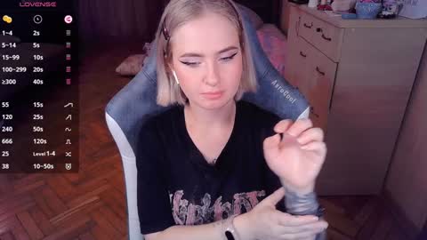 Snapshot of shyfoxxxy chatting on 01.03.25 Effie online show from 01.03.25