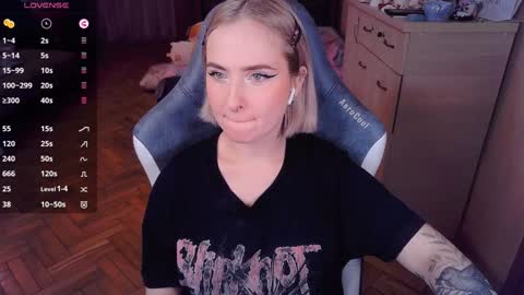 Snapshot of shyfoxxxy chatting on 01.04.25 Effie online show from 01.04.25