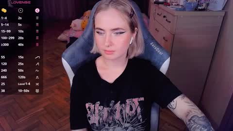 Snapshot of shyfoxxxy chatting on 01.05.25 Effie online show from 01.05.25