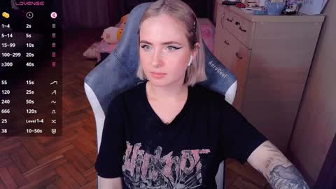 Snapshot of shyfoxxxy chatting on 01.06.25 Effie online show from 01.06.25
