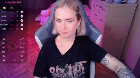Snapshot of shyfoxxxy chatting on 01.08.25 Effie online show from 01.08.25