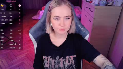 Snapshot of shyfoxxxy chatting on 01.09.25 Effie online show from 01.09.25