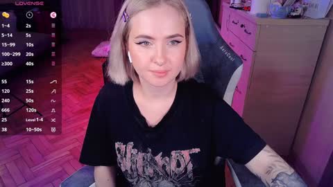 Snapshot of shyfoxxxy chatting on 01.10.25 Effie online show from 01.10.25