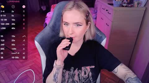 Snapshot of shyfoxxxy chatting on 01.13.25 Effie online show from 01.13.25