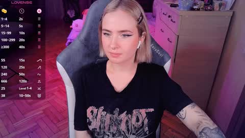 Snapshot of shyfoxxxy chatting on 01.14.25 Effie online show from 01.14.25