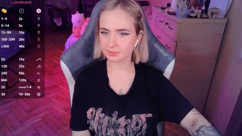 Snapshot of shyfoxxxy chatting on 01.22.25 Effie online show from 01.22.25