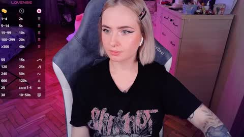 Snapshot of shyfoxxxy chatting on 01.23.25 Effie online show from 01.23.25