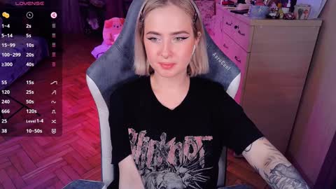 Snapshot of shyfoxxxy chatting on 01.23.25 Effie online show from 01.23.25