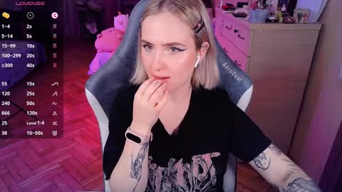 Snapshot of shyfoxxxy chatting on 01.24.25 Effie online show from 01.24.25