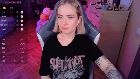 Snapshot of shyfoxxxy chatting on 01.25.25 Effie online show from 01.25.25