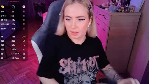 Snapshot of shyfoxxxy chatting on 01.29.25 Effie online show from 01.29.25
