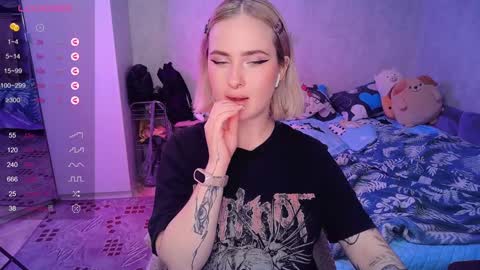 Snapshot of shyfoxxxy chatting on 02.03.25 Effie online show from 02.03.25