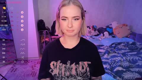Snapshot of shyfoxxxy chatting on 02.04.25 Effie online show from 02.04.25