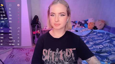 Snapshot of shyfoxxxy chatting on 02.04.25 Effie online show from 02.04.25