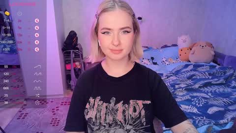 Snapshot of shyfoxxxy chatting on 02.06.25 Effie online show from 02.06.25