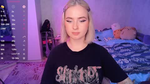 Snapshot of shyfoxxxy chatting on 02.06.25 Effie online show from 02.06.25