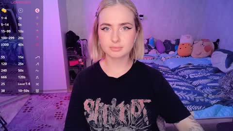 Snapshot of shyfoxxxy chatting on 02.08.25 Effie online show from 02.08.25