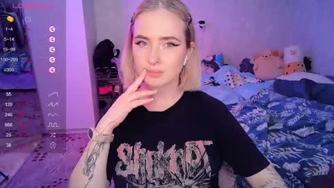 Snapshot of shyfoxxxy chatting on 02.09.25 Effie online show from 02.09.25