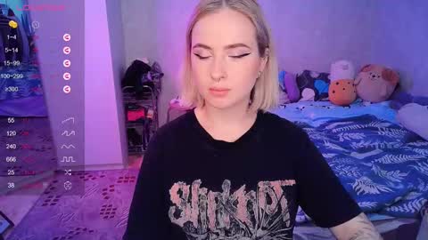 Snapshot of shyfoxxxy chatting on 02.10.25 Effie online show from 02.10.25