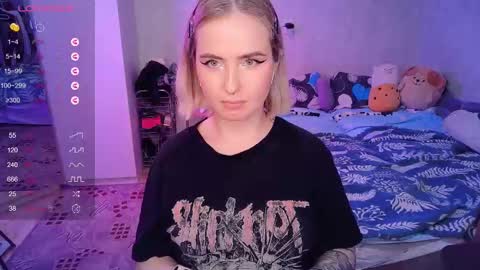 Snapshot of shyfoxxxy chatting on 02.10.25 Effie online show from 02.10.25