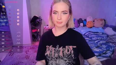 Snapshot of shyfoxxxy chatting on 02.10.25 Effie online show from 02.10.25