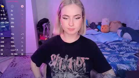 Snapshot of shyfoxxxy chatting on 02.12.25 Effie online show from 02.12.25