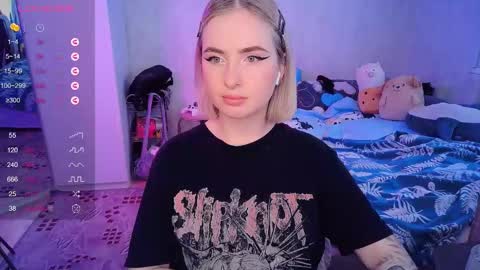 Snapshot of shyfoxxxy chatting on 02.14.25 Effie online show from 02.14.25