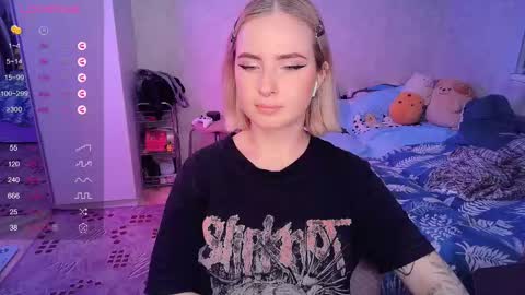 Snapshot of shyfoxxxy chatting on 02.18.25 Effie online show from 02.18.25