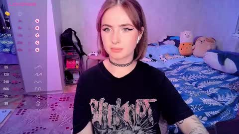 Snapshot of shyfoxxxy chatting on 02.19.25 Effie online show from 02.19.25