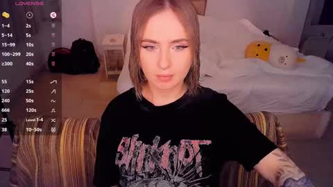 Snapshot of shyfoxxxy chatting on 03.02.25 Effie online show from 03.02.25